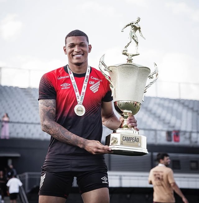 Atacante do Athletico e volante do Atletico-MG treinam no Avaí