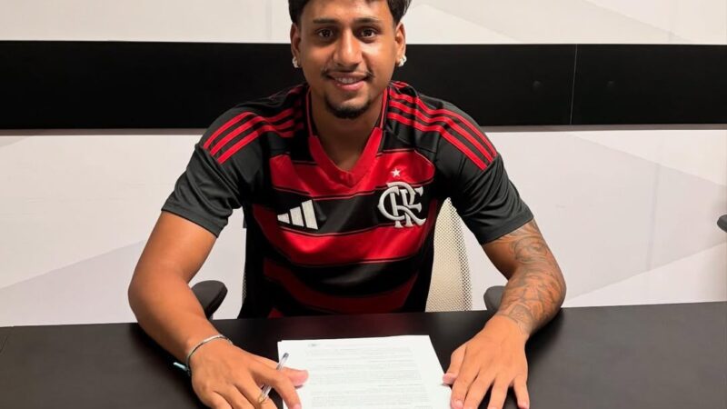 Meia de 17 anos assina primeiro contrato profissional no Flamengo com multa de R$ 315 milhões