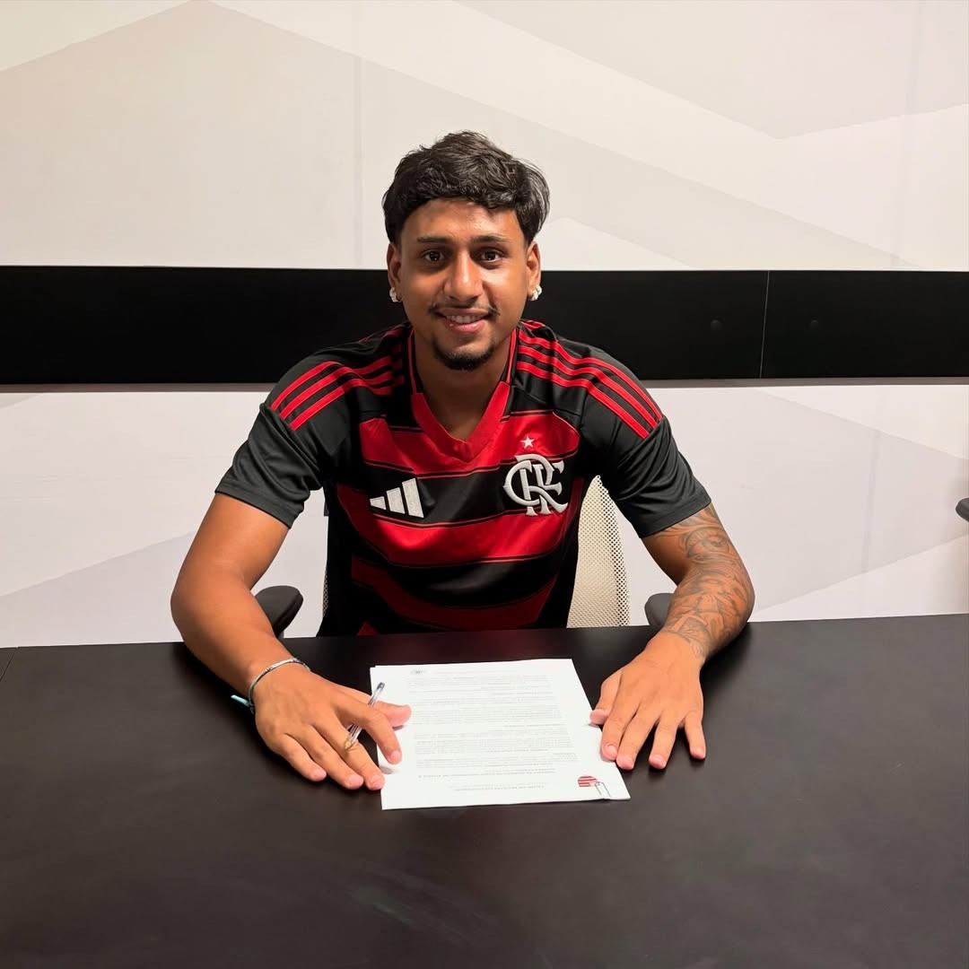Meia de 17 anos assina primeiro contrato profissional no Flamengo com multa de R$ 315 milhões