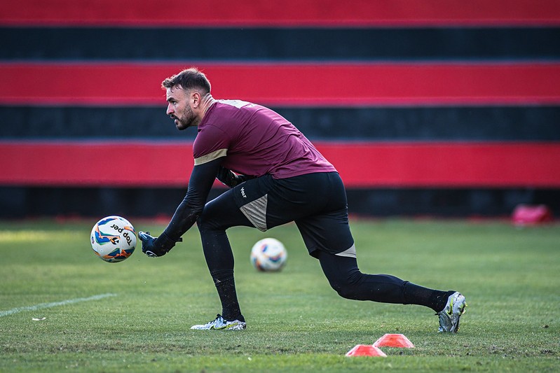 De volta ao Vitória, Gabriel se vê valorizado após empréstimo, avalia concorrência e mira Série A sólida
