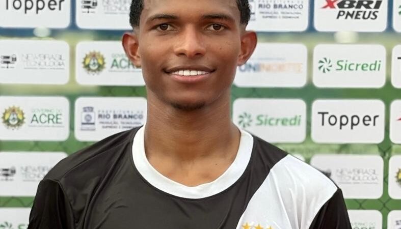 Curtinha: artilheiro do Acreano Série B 2025, lateral-esquerdo recebe premiação da FFAC