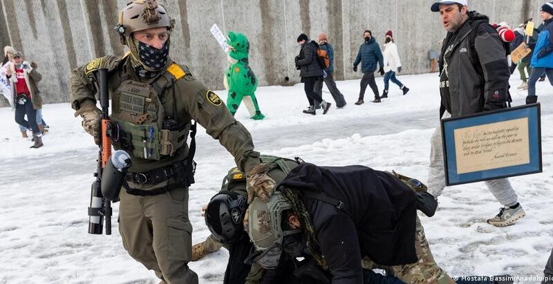Contingente dobrado, menos tempo de treinamento e anúncios MAGA: como os agentes do ICE são recrutados pelo governo Trump?