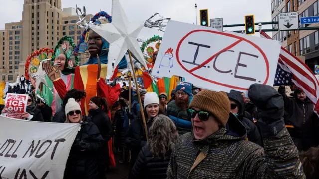 Juiz dos EUA impõe limites às táticas de agentes de imigração contra manifestantes em Minnesota