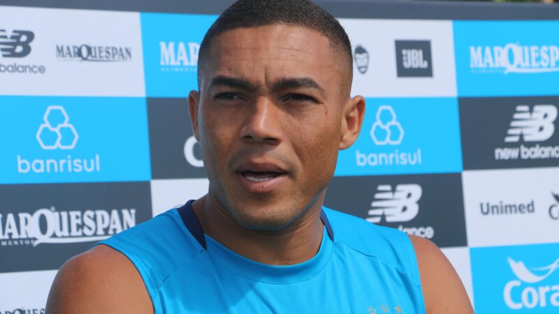 Carlos Vinícius compara Luís Castro e Mano Menezes no Grêmio: “São preparações diferentes”