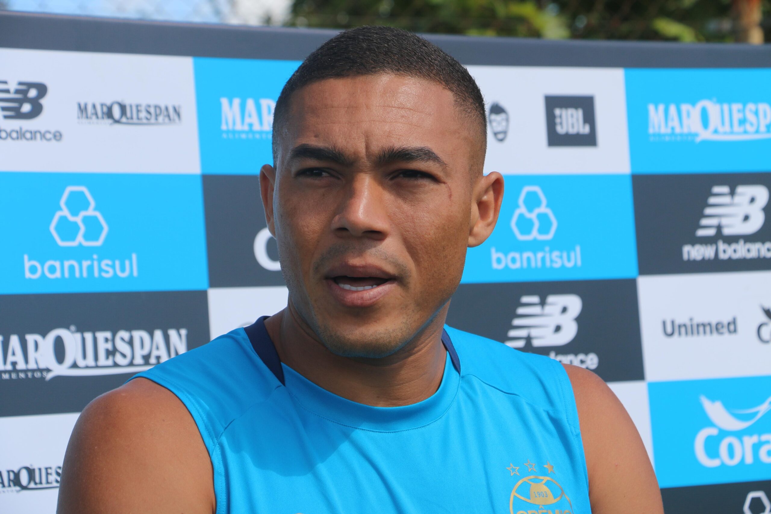 Carlos Vinícius compara Luís Castro e Mano Menezes no Grêmio: “São preparações diferentes”