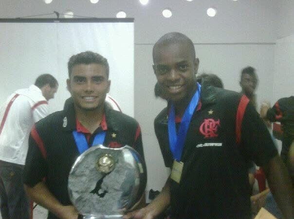 Jogador dublê! Ex-Flamengo ganha fama na internet com causos de futebol em países alternativos