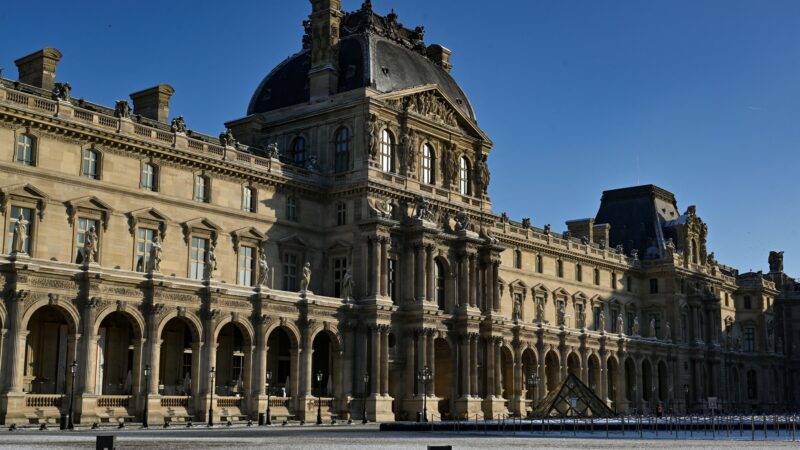 Museu do Louvre fica 45% mais caro para turistas não europeus; ‘acho injusto’, diz brasileira