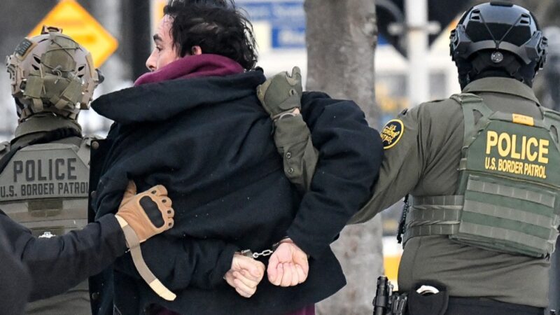 Governo Trump orienta agentes do ICE a entrar sem mandado em casas de imigrantes, diz agência