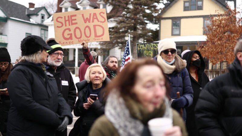 Minneapolis tem dia de protestos após mulher ser morta por agente do ICE, serviço de imigração dos EUA