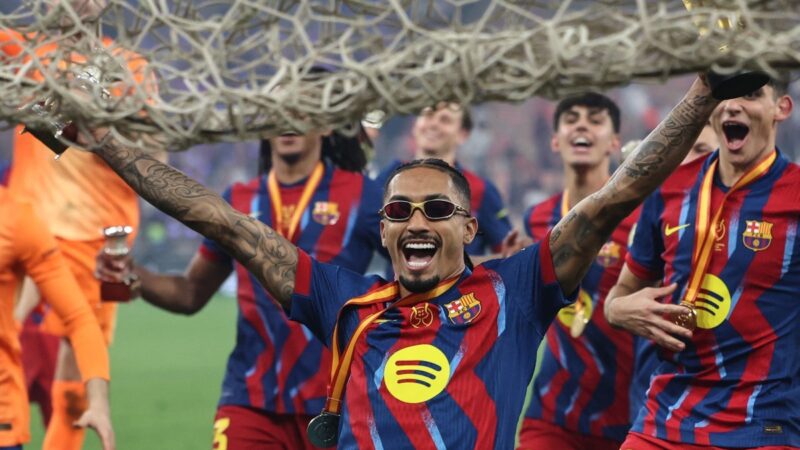 Jornais espanhóis exaltam Raphinha na decisão da Supercopa da Espanha: “Um craque”