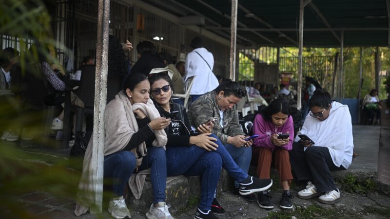 Familiares de presos políticos na Venezuela fazem vigília em frente a famosa prisão em Caracas à espera da libertação de parentes