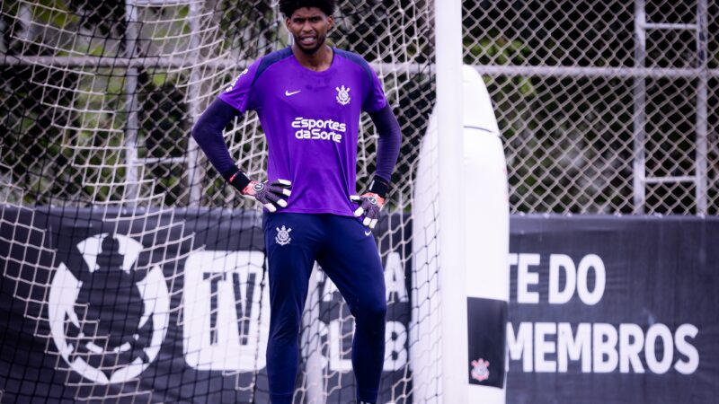 Com virose, Hugo Souza fica fora de treino do Corinthians; Dorival pode ter novidades contra o Bragantino
