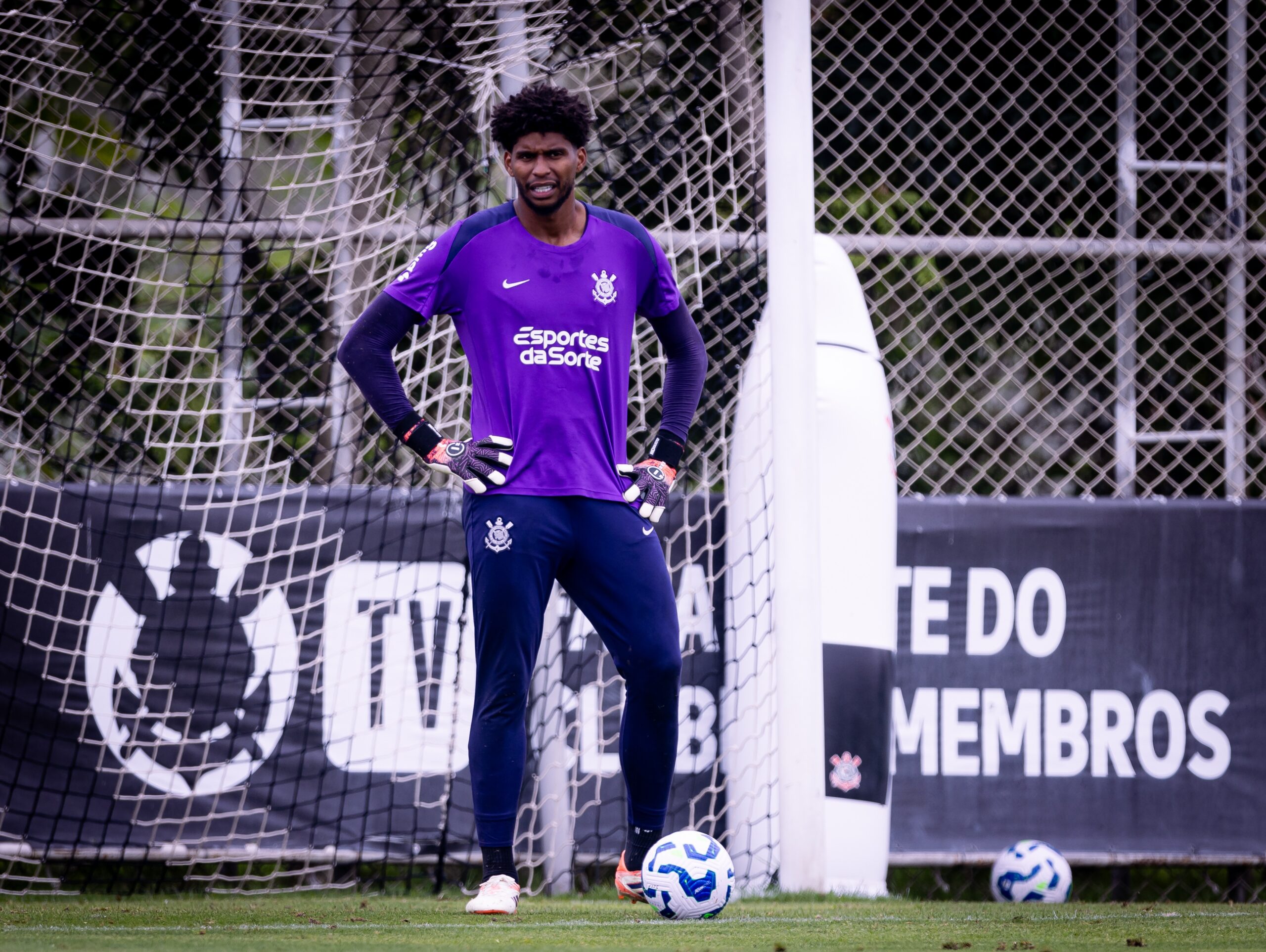 Com virose, Hugo Souza fica fora de treino do Corinthians; Dorival pode ter novidades contra o Bragantino