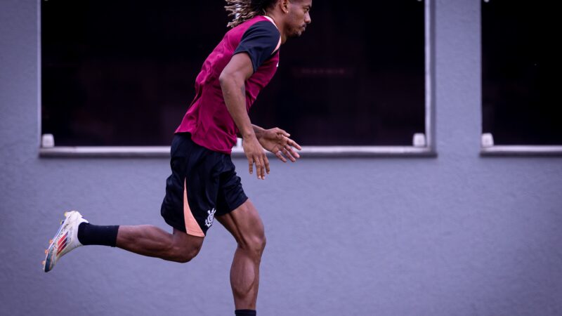 Carrillo tem febre e não participa de treino do Corinthians