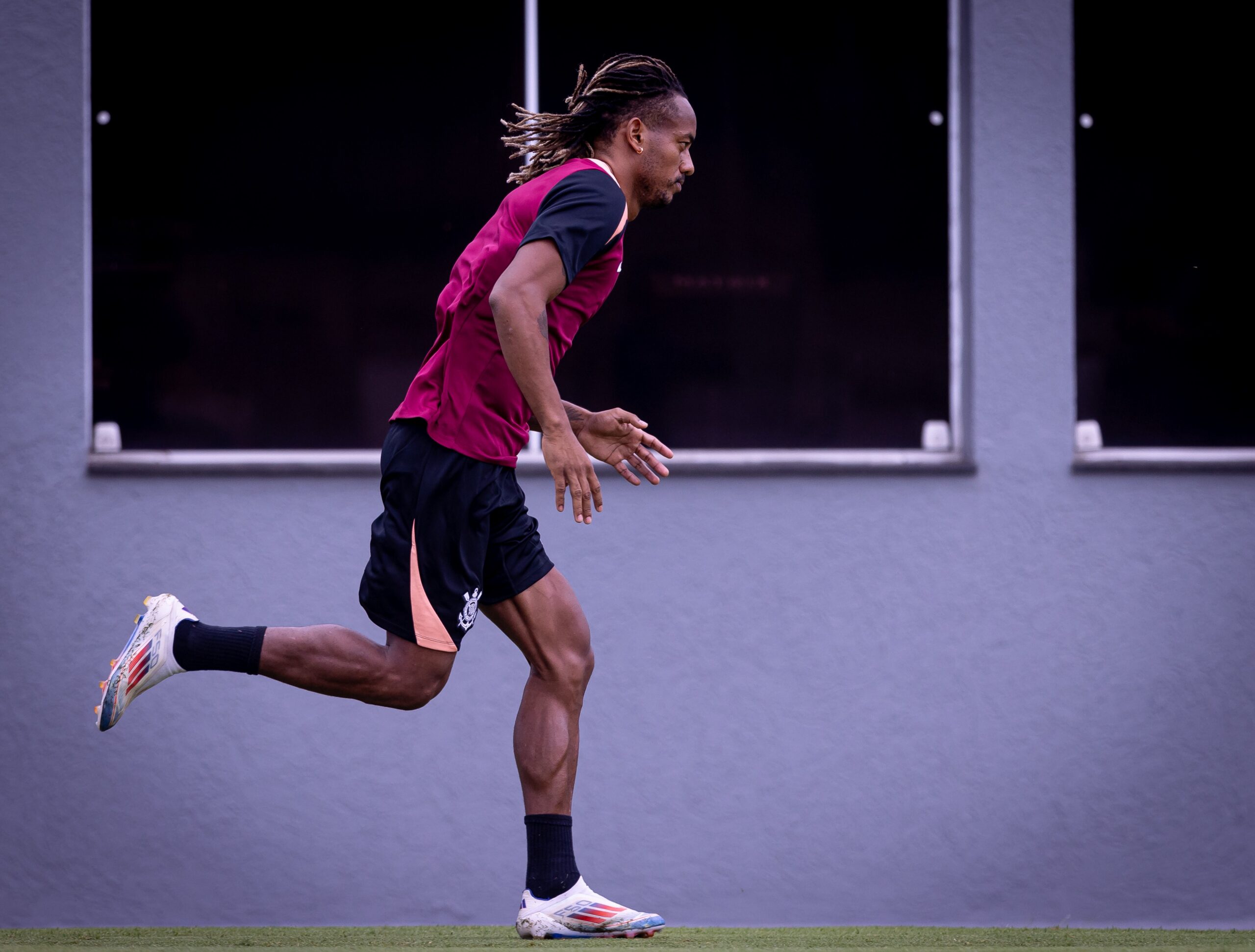 Carrillo tem febre e não participa de treino do Corinthians