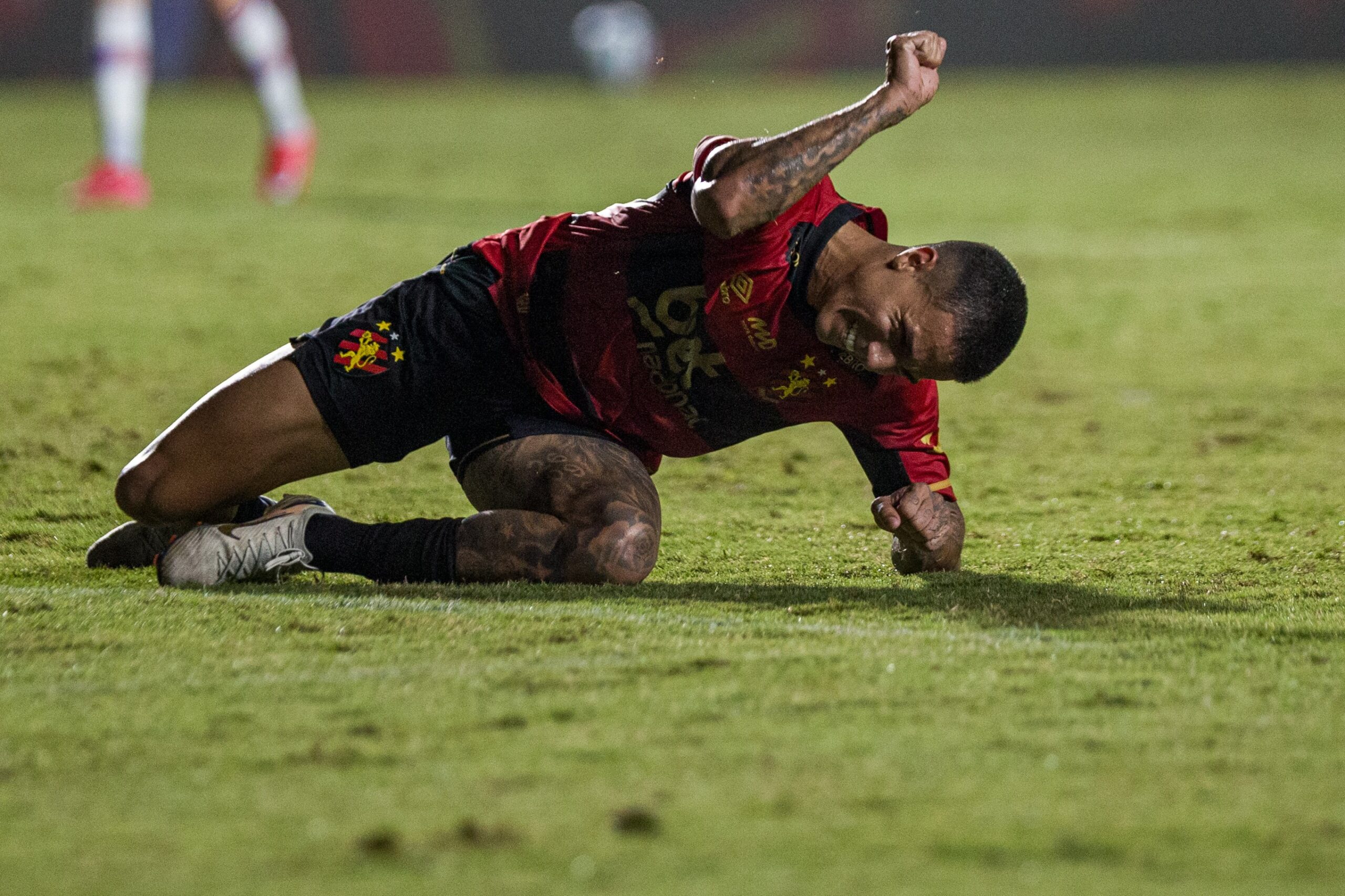 Sport encaminha empréstimo de Carlos Alberto a clube asiático