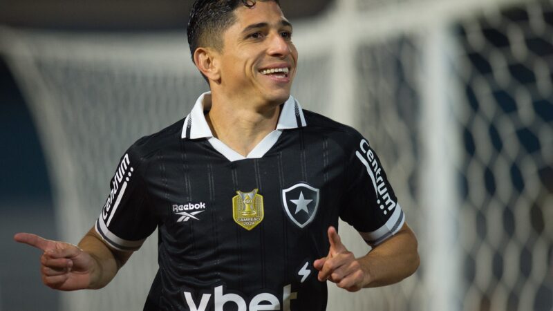 Bastidores: Savarino tem futuro incerto no Botafogo mesmo com desistência do Fluminense