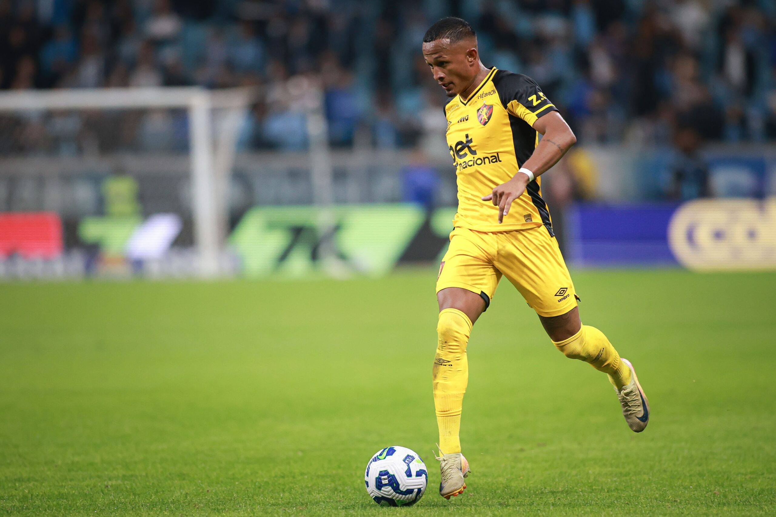 Sport comunica acordo para quitar dívidas com atacante Léo Pereira