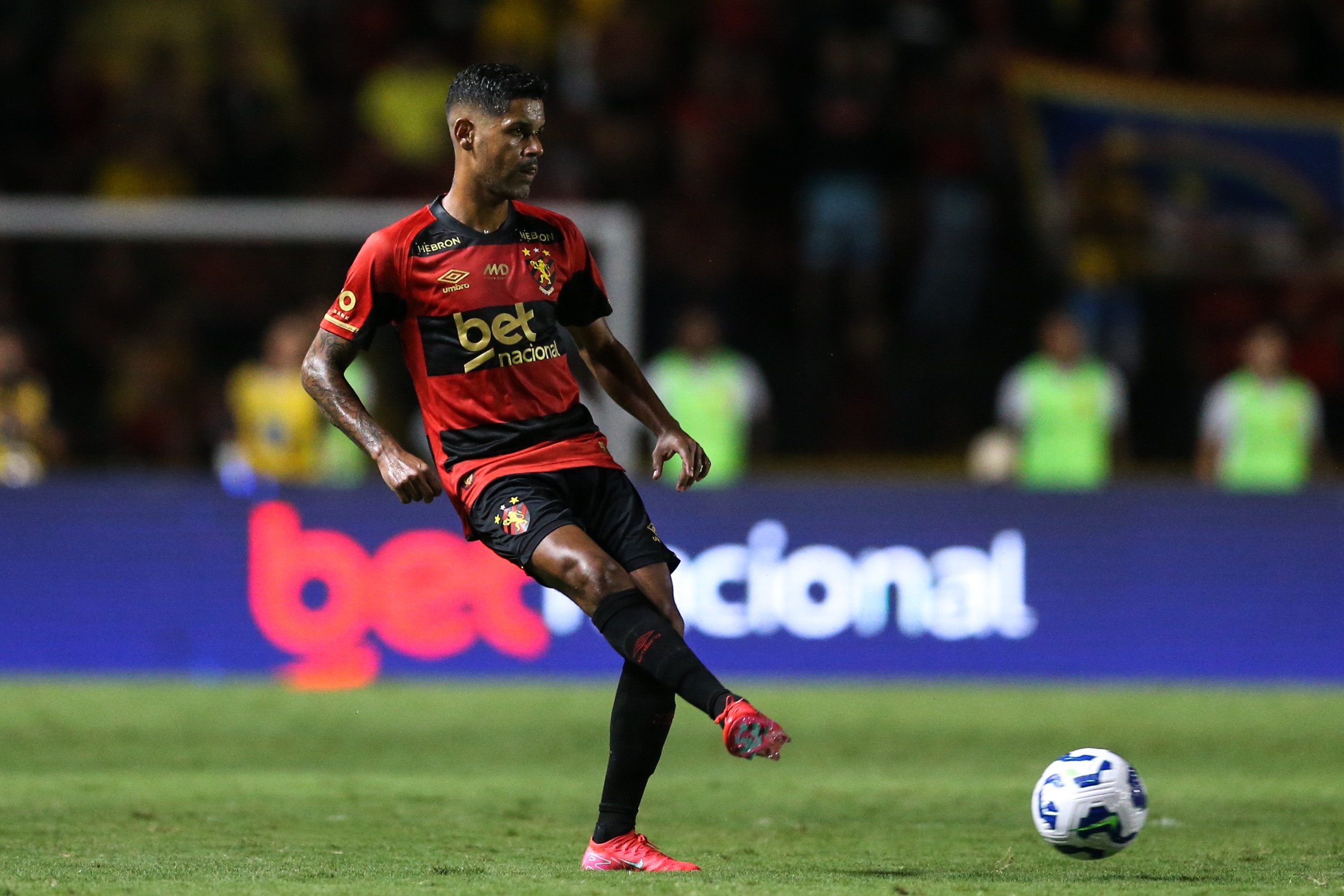 Sport fecha acordo para a saída do lateral-direito Aderlan com redução de passivo