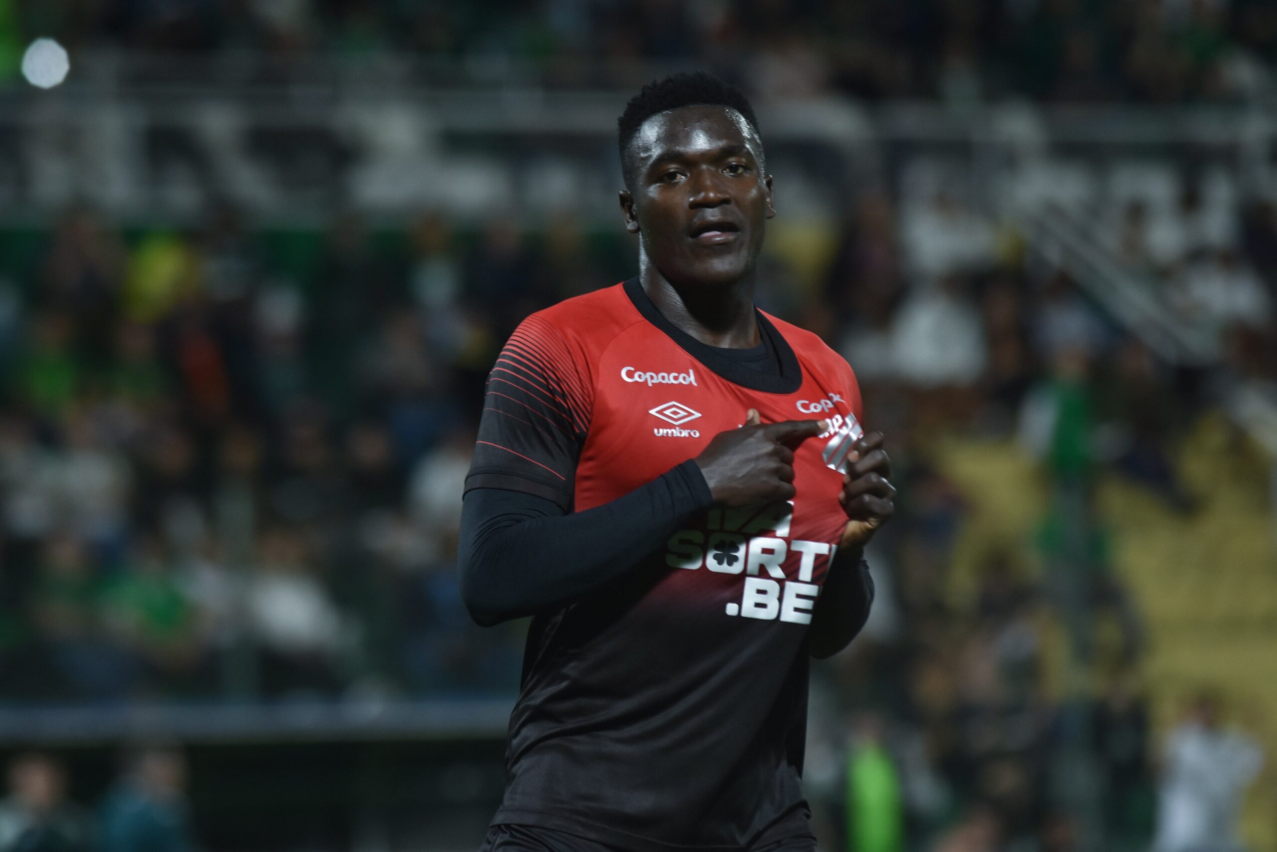 Atacante Kevin Viveros deixa treinos do Athletico e viaja para resolver problemas pessoais