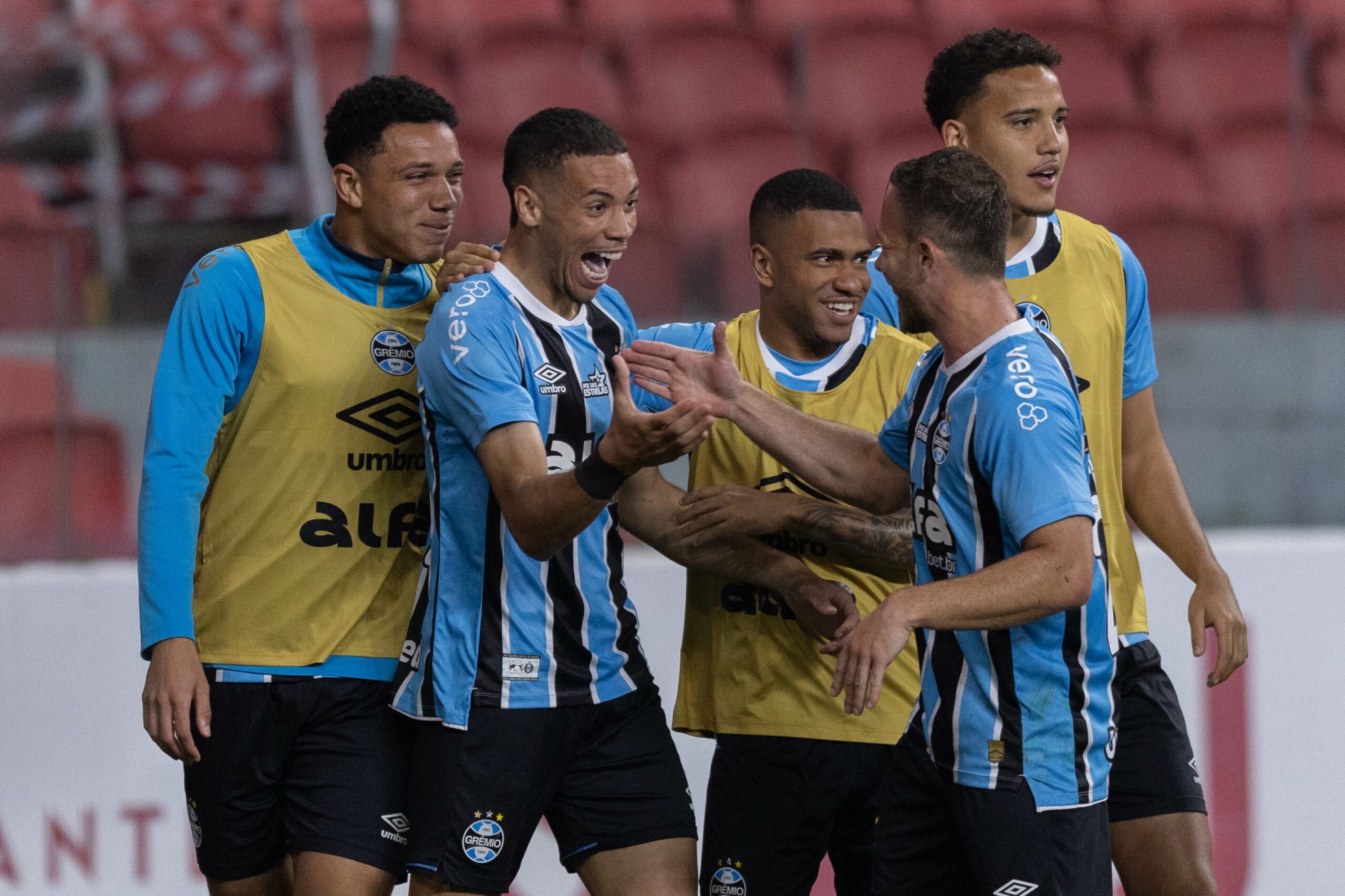 Torcida do Grêmio elege gol de Alysson no Gre-Nal o mais bonito de 2025; veja