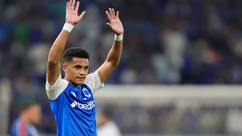 Borussia admite interesse em lateral do Cruzeiro, mas não avança em negociação; veja detalhes