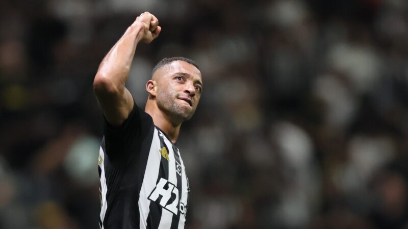 Atlético-MG oficializa permanência de Vitor Hugo e se reapresenta com Hulk e Renan Lodi