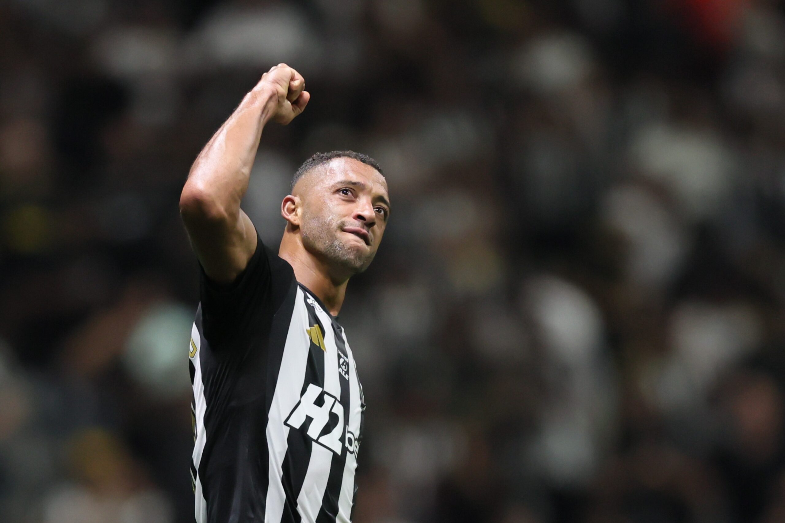 Atlético-MG oficializa permanência de Vitor Hugo e se reapresenta com Hulk e Renan Lodi