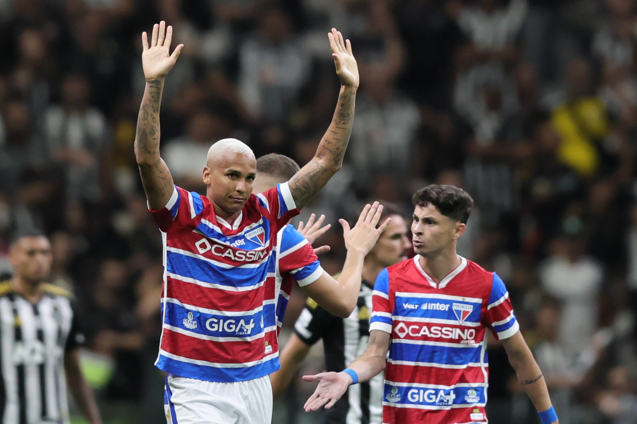 Passagem de Deyverson no Fortaleza teve empurrão, afastamento e hat-trick