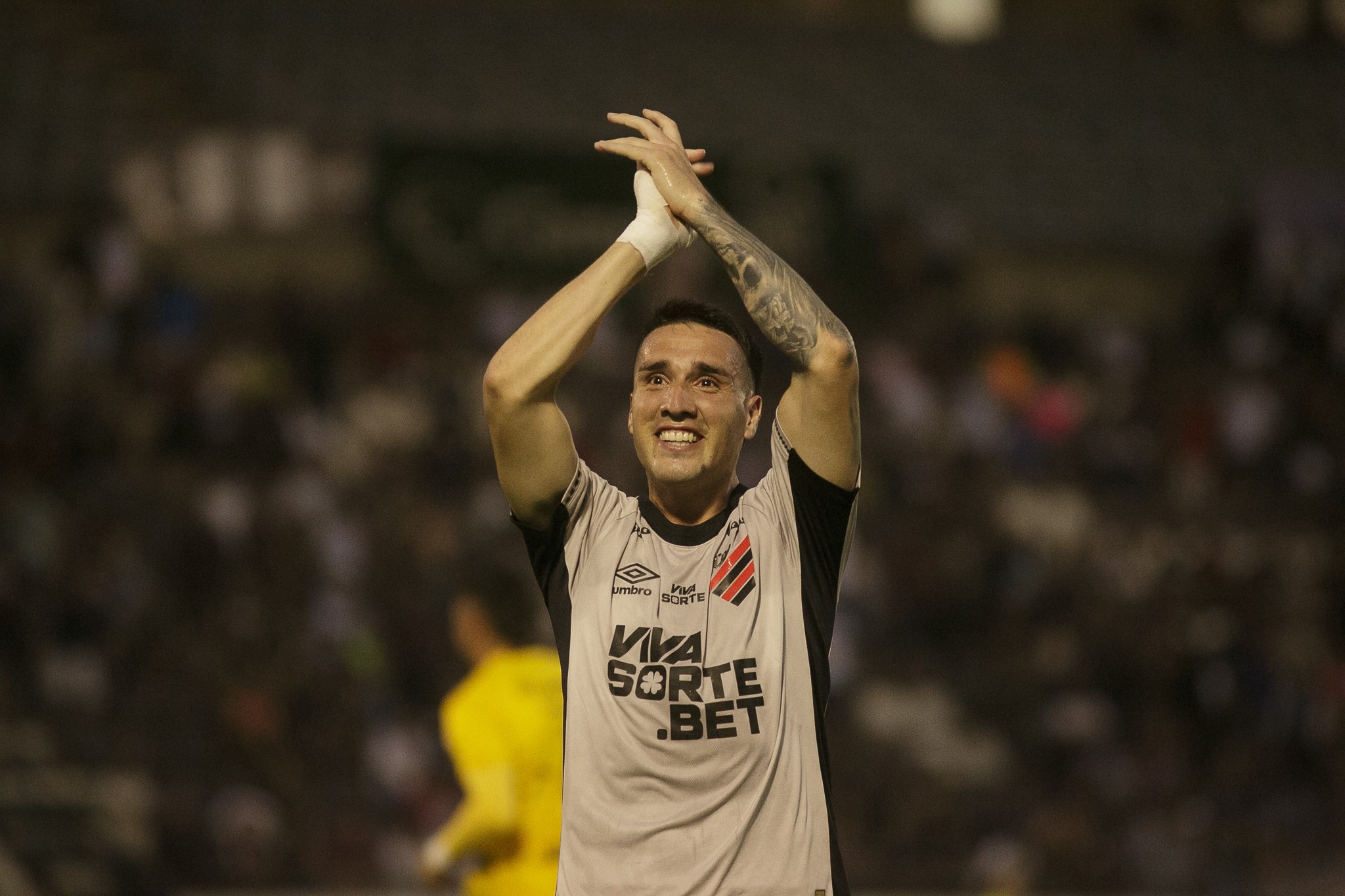 Athletico confirma compra do lateral-direito Benavídez; veja valor e tempo de contrato