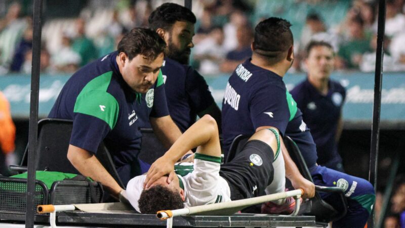 Atacante do Coritiba passa por cirurgia após quebrar o braço e agradece apoio: “Voltar mais forte”