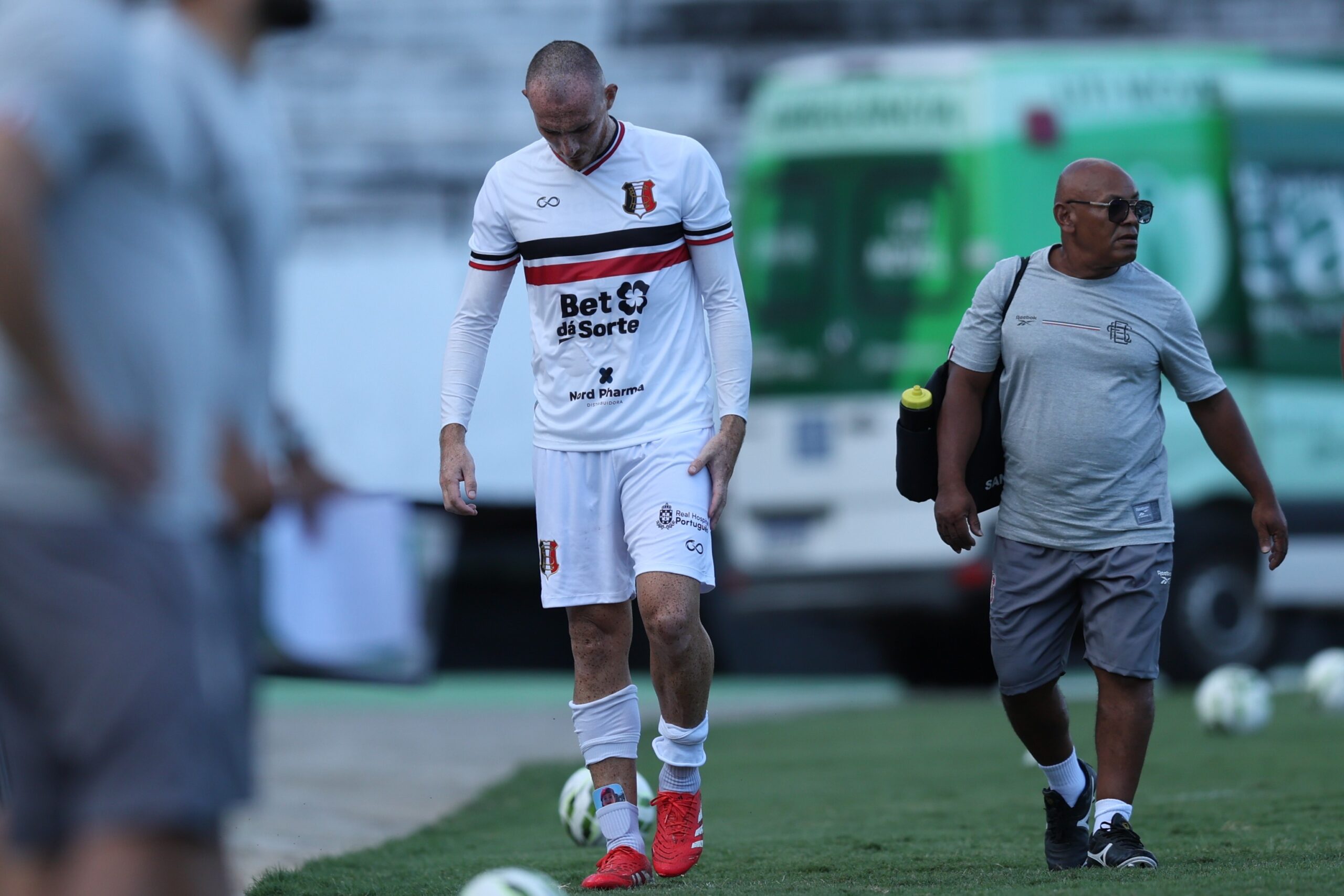 Com lesão na coxa, Ianson desfalca Santa Cruz na estreia do Pernambucano