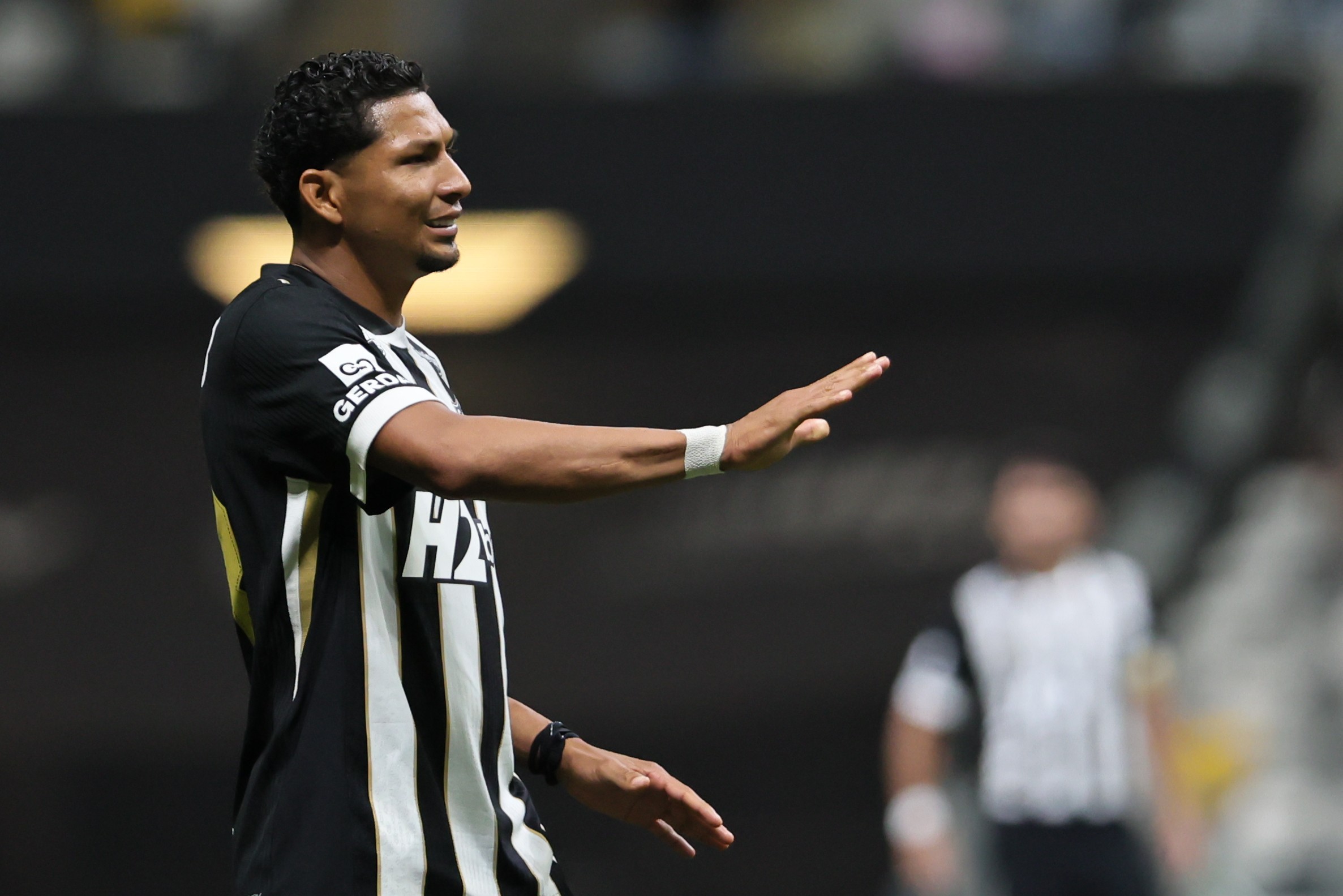 Em posto de gasolina, torcedor do Atlético-MG aborda Sampaoli e pede saída de Rony; assista