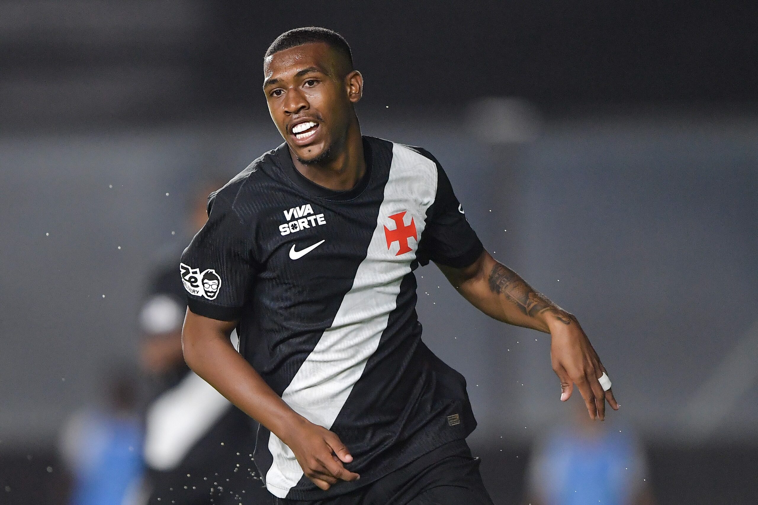 Bastidores: Vasco e Bournemouth debatem termos finais, e Rayan está perto de deixar o clube