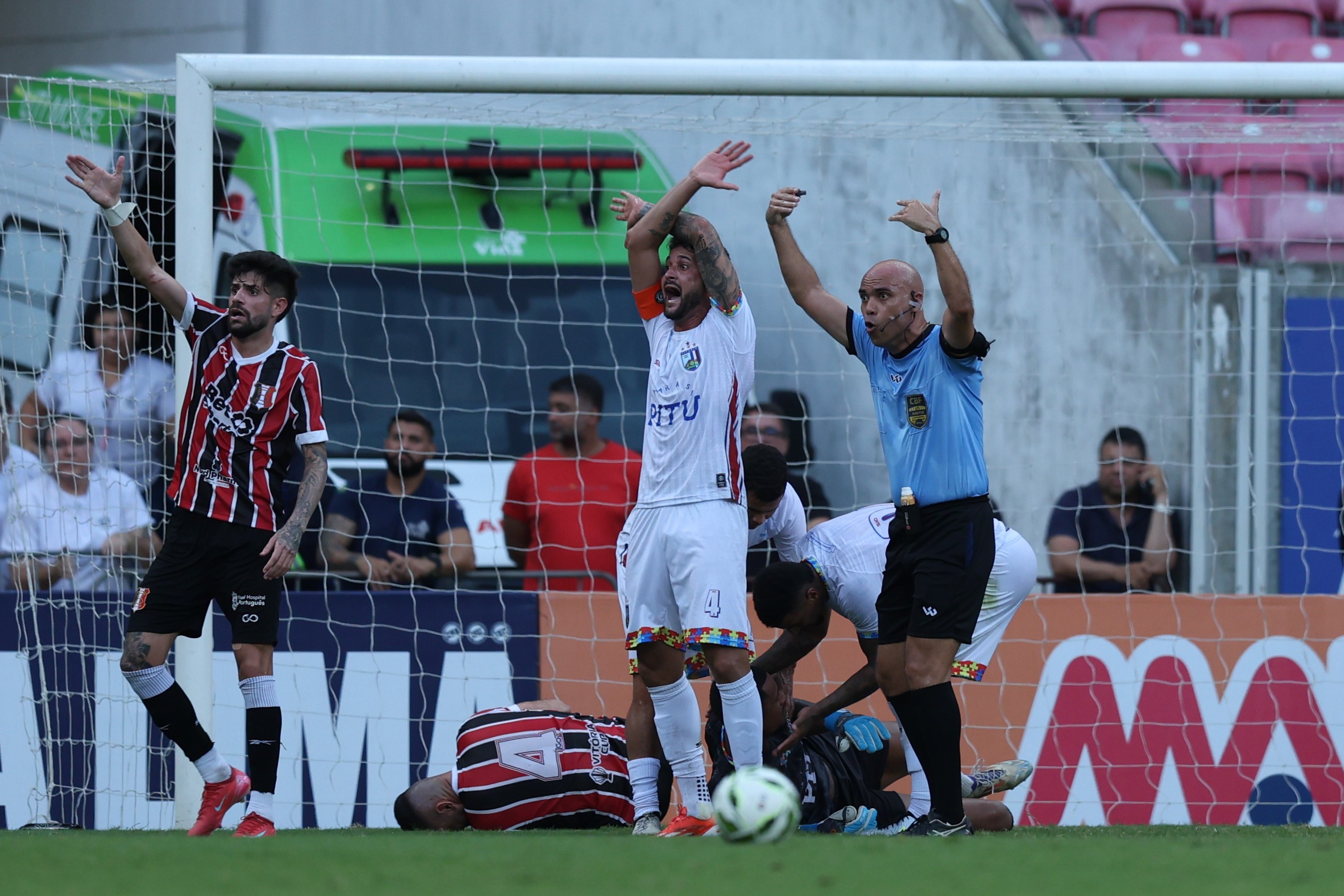 William Alves tem entorse no joelho, e Santa Cruz aguarda exame para saber grau de lesão