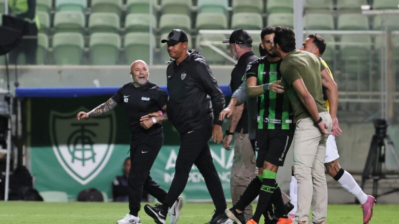 Fúria de Sampaoli em jogo do Atlético-MG ganha manchetes pelo mundo: “Chamado de anão”