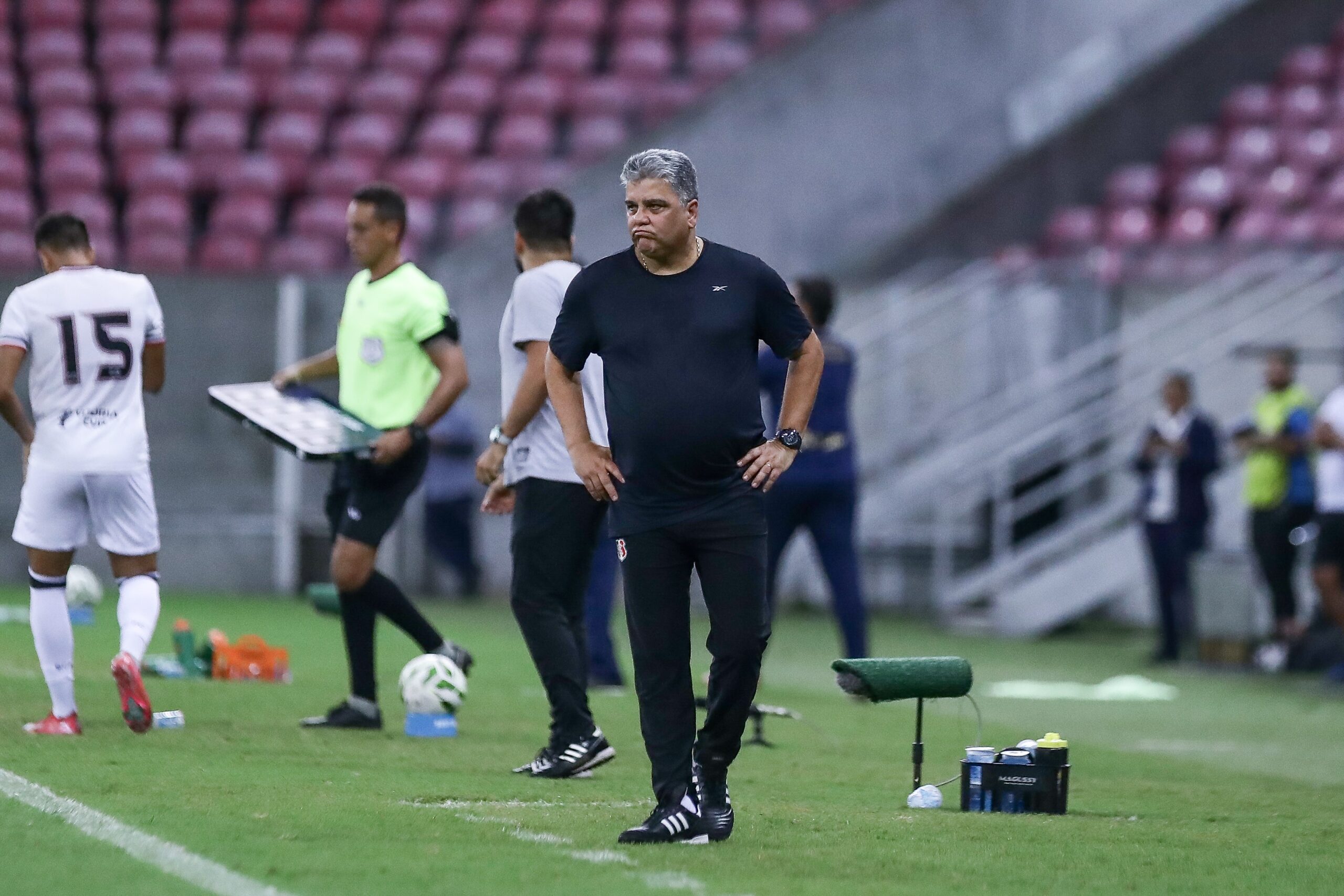 Técnico do Santa Cruz assume responsabilidade após derrota e pede desculpas à torcida