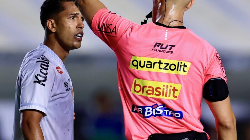 Santos x Corinthians: FPF tira árbitro da escala depois de atuação na Vila Belmiro