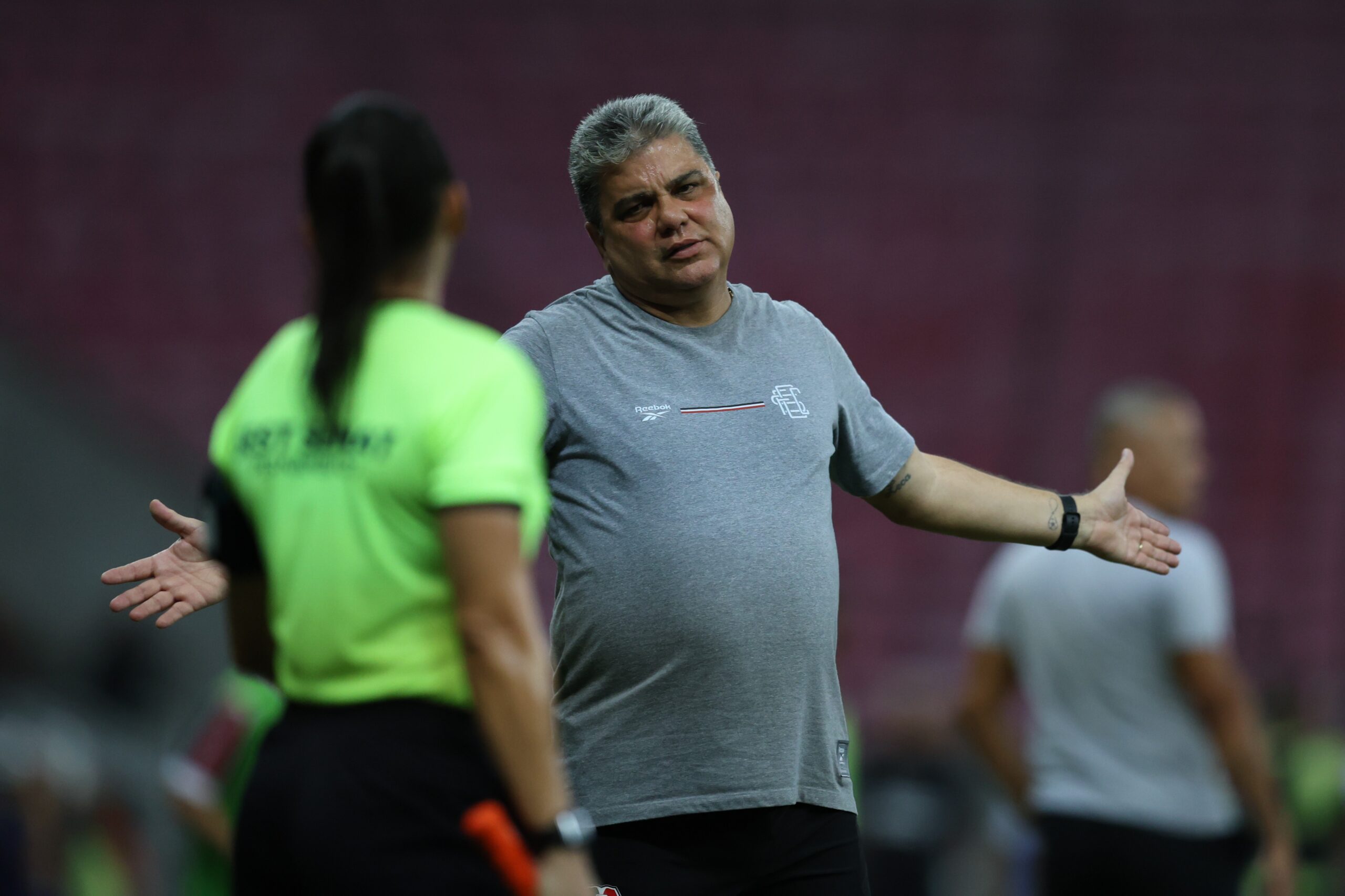 Marcelo Cabo põe goleada sofrida pelo Santa em clássico na conta da arbitragem: “Interferência infeliz”