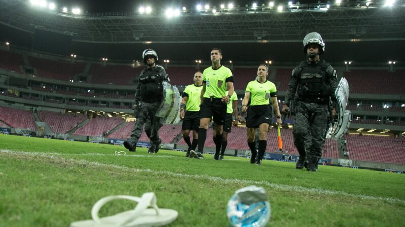 Árbitro relata em súmula objetos arremessados pela torcida do Santa Cruz em clássico