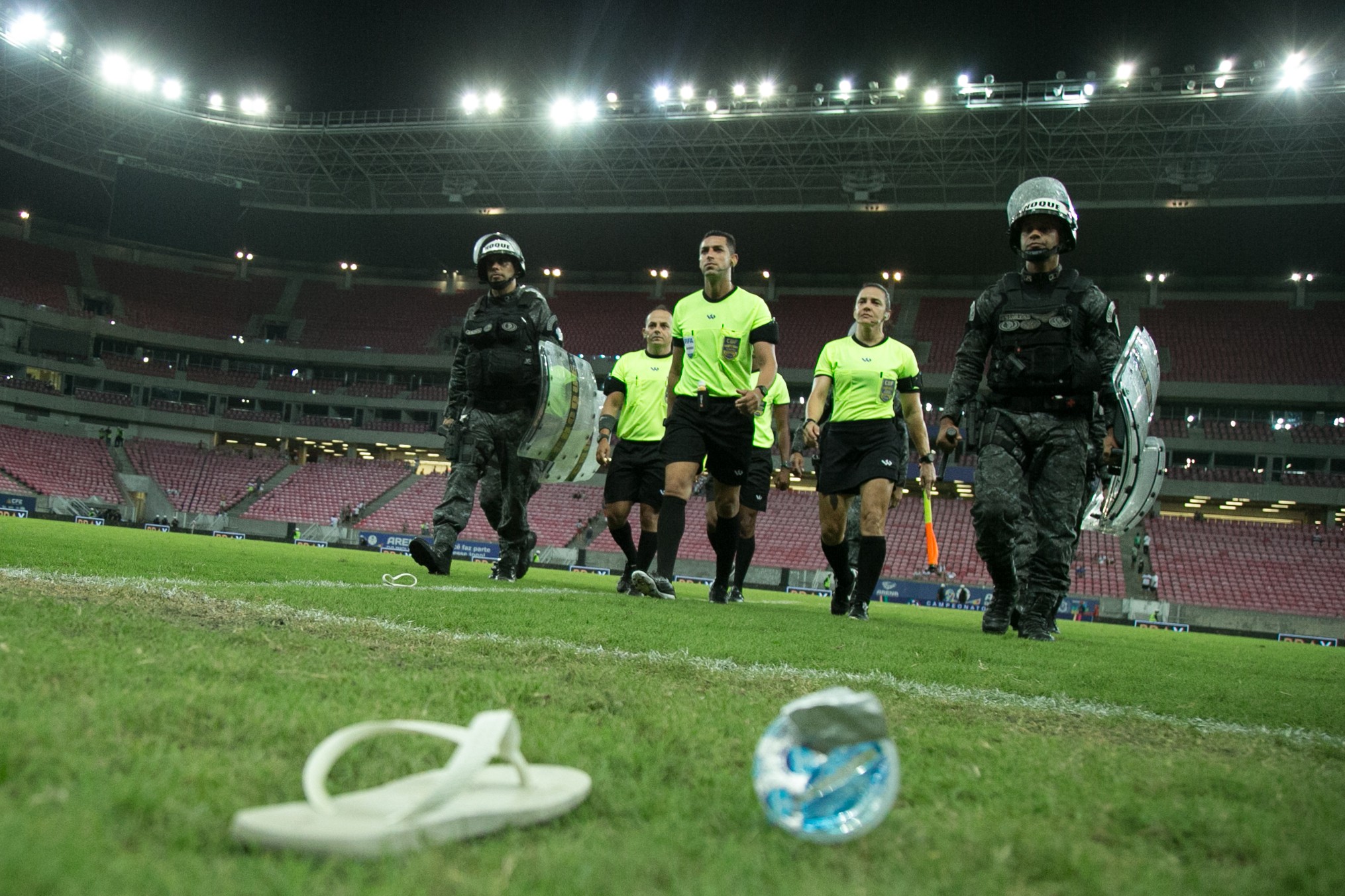 Árbitro relata em súmula objetos arremessados pela torcida do Santa Cruz em clássico