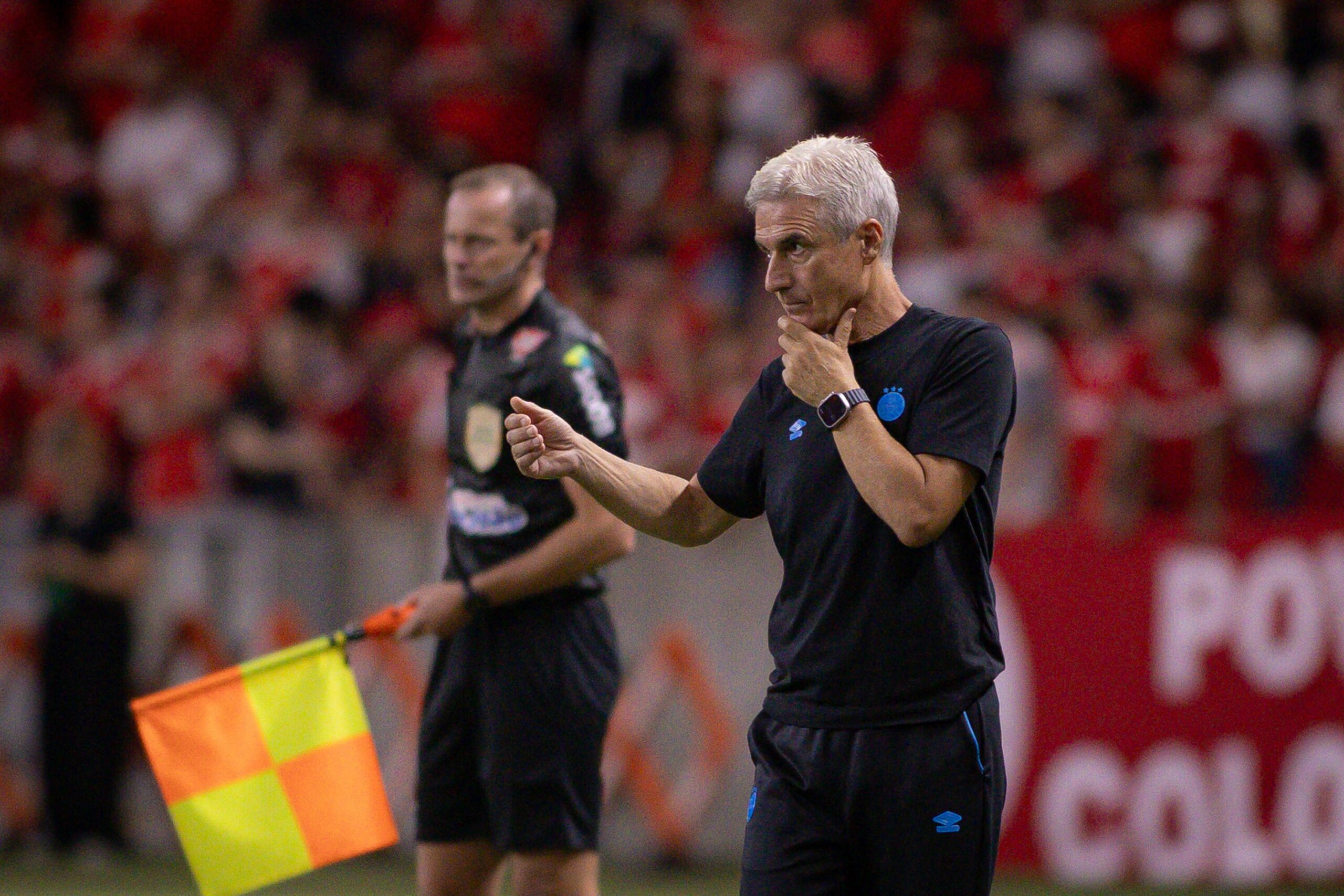 Luís Castro cita apagão do Grêmio no Gre-Nal: “Equipe desapareceu durante minutos”