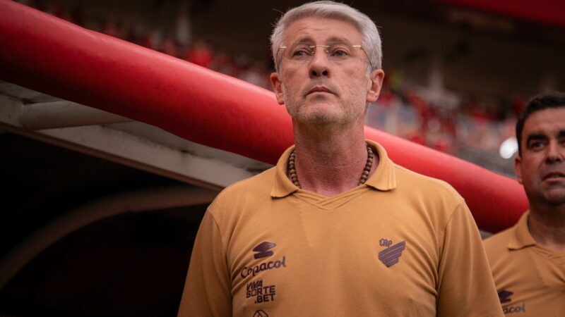 Odair Hellmann elogia postura do Athletico em vitória na estreia pela Série A: “Competente”