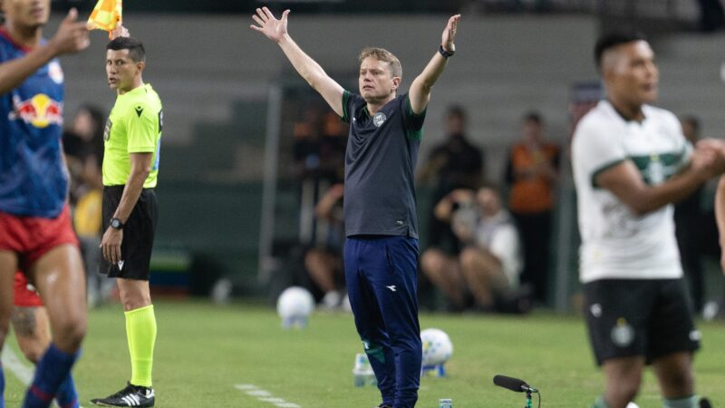 Seabra vê ponto positivo na estreia do Coritiba e questiona arbitragem: “Não concordo com a expulsão”