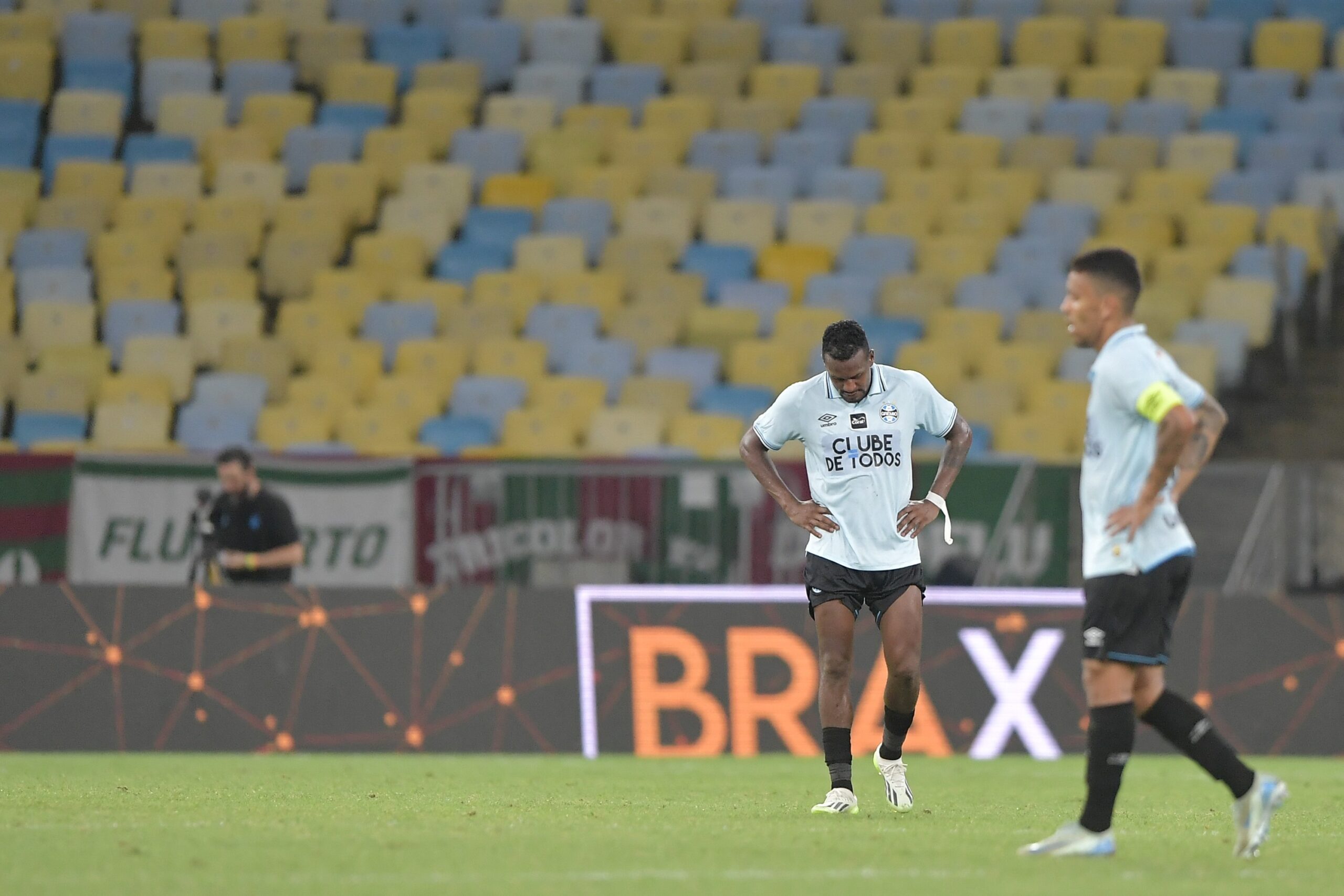 Análise: Grêmio não funciona com trocas de Luís Castro e “esconde” Arthur de Ancelotti