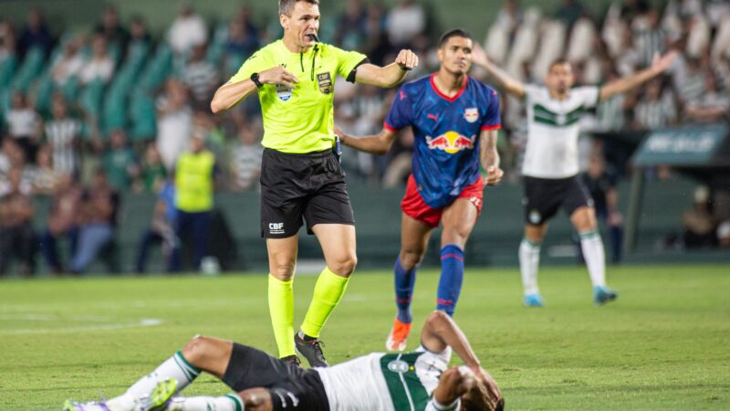 Coritiba x Bragantino: CBF divulga áudios do VAR nas polêmicas; ouça