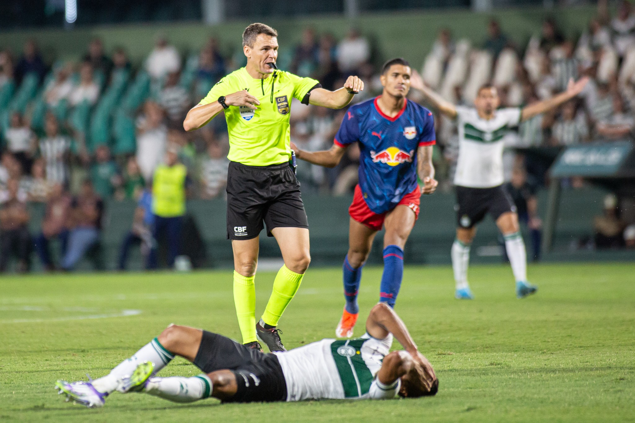 Coritiba x Bragantino: CBF divulga áudios do VAR nas polêmicas; ouça