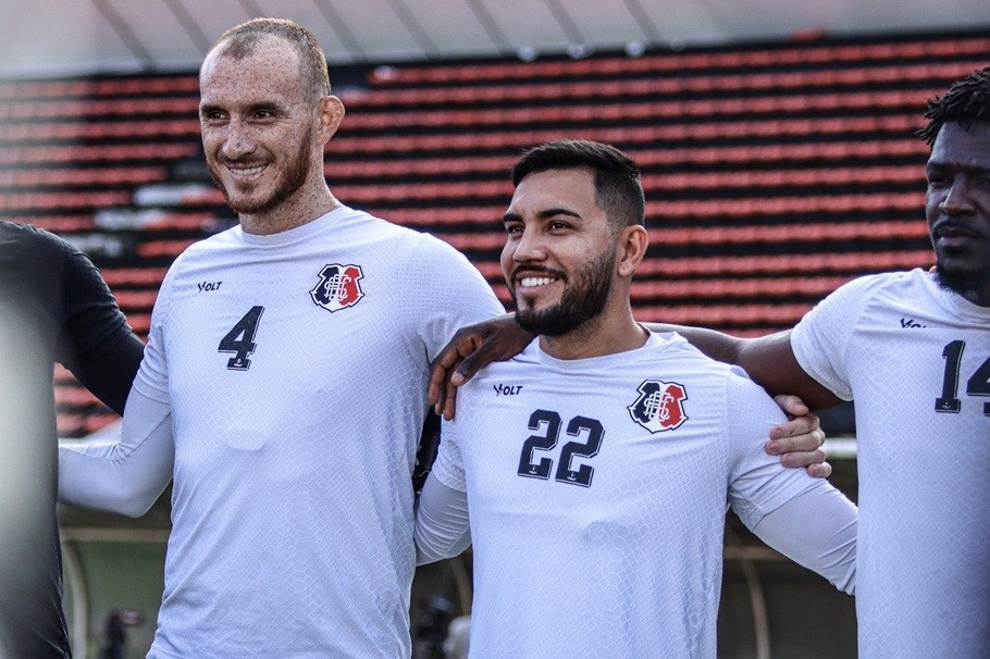 Alex Ruan chega em fim de tratamento e deve ser liberado para treino no Santa Cruz