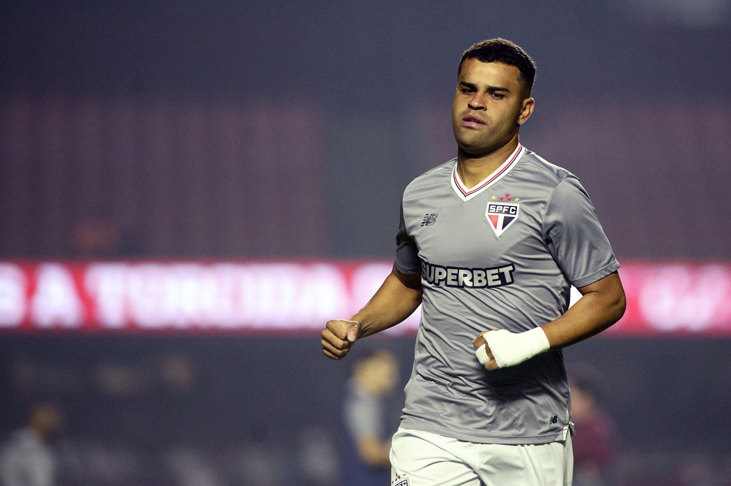 Corinthians avança por empréstimo de Alisson e avalia contraproposta do São Paulo