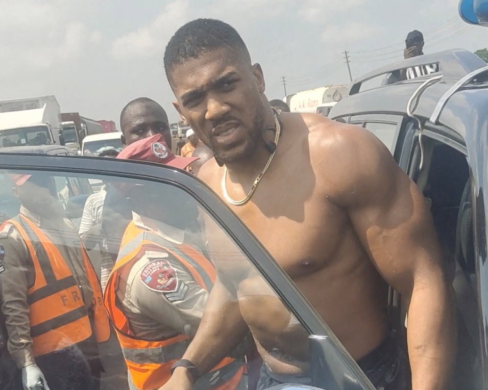 Anthony Joshua tem alta de hospital na Nigéria após acidente que matou dois amigos